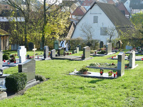 Segnung der Gräber auf dem Friedhof in Naumburg (© Karl-Franz Thiede)